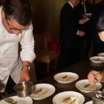 Fotografía de Joan Roca y Hernan Luchetti, jefe de cocina de El Celler de Can Roca emplatan durante las cenas en Londres de la Gira BBVA 2016