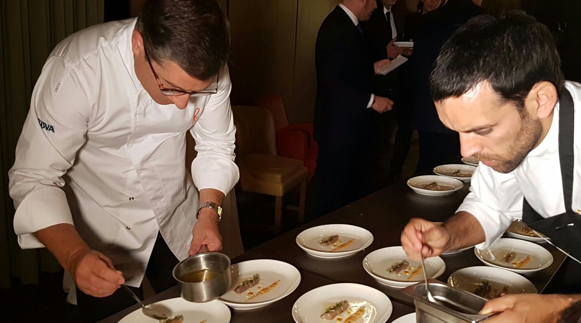 Joan Roca y Hernan Luchetti, jefe de cocina de El Celler de Can Roca emplatan durante las cenas en Londres de la Gira BBVA 2016 Fotografía de Joan Roca y Hernan Luchetti, jefe de cocina de El Celler de Can Roca emplatan durante las cenas en Londres de la Gira BBVA 2016