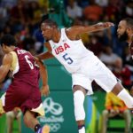 El jugador estadounidense Kevin Durant (c) en acción ante John Cox (i) durante el juego de baloncesto en el marco de los Juegos Olímpicos Río 2016. EFE
