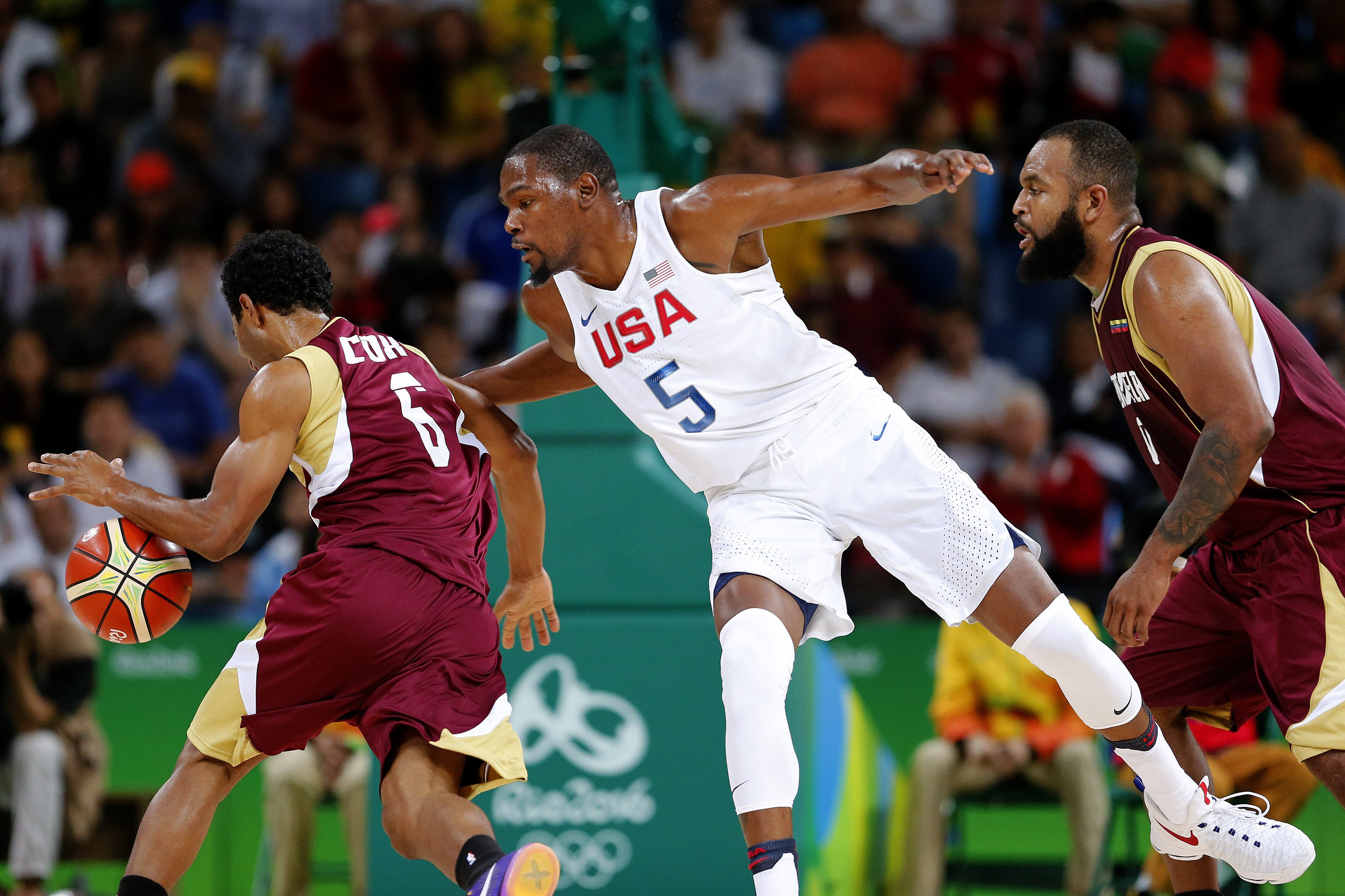 El jugador estadounidense Kevin Durant (c) en acción ante John Cox (i) durante el juego de baloncesto en el marco de los Juegos Olímpicos Río 2016. EFE