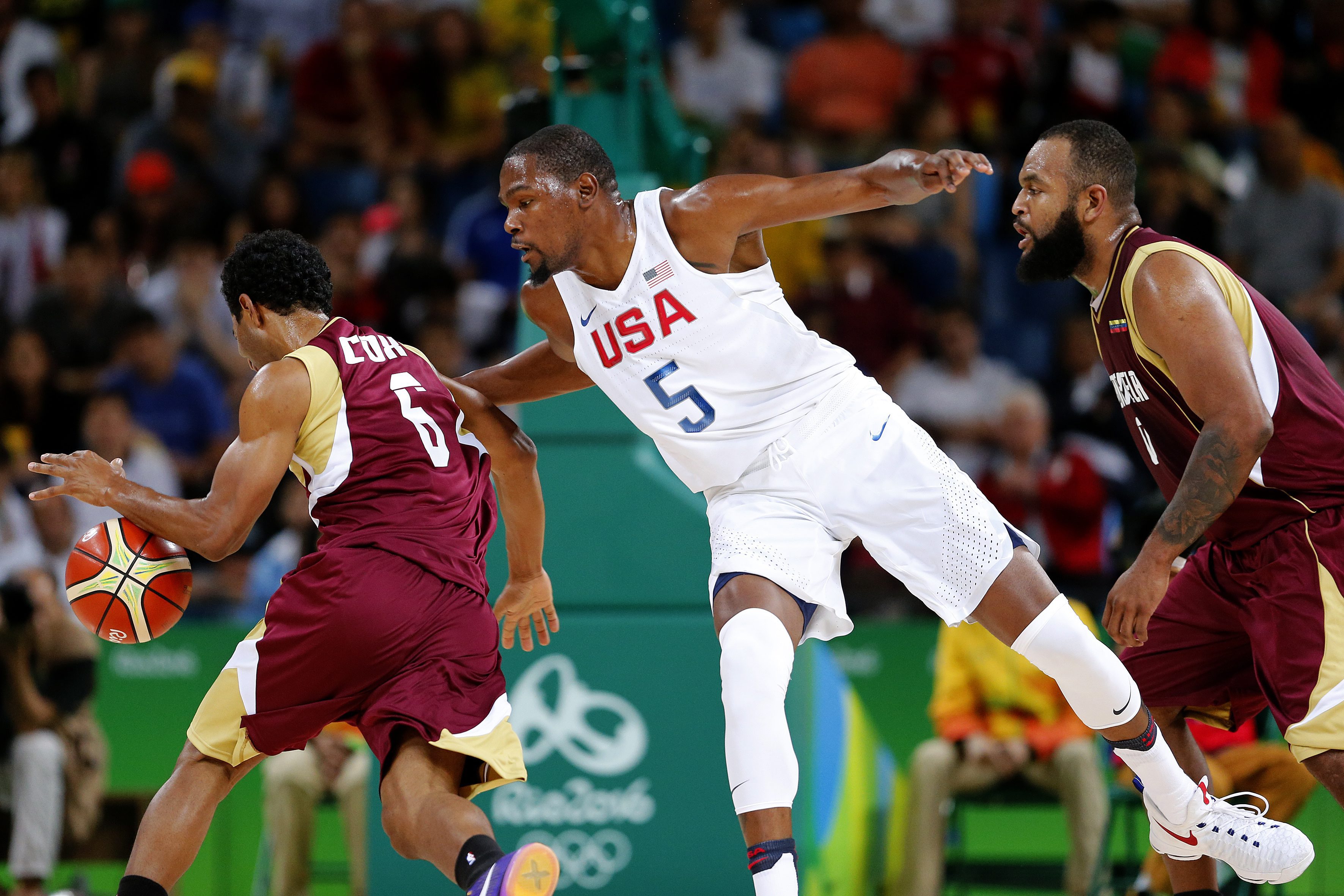 El jugador estadounidense Kevin Durant (c) en acción ante John Cox (i) durante el juego de baloncesto en el marco de los Juegos Olímpicos Río 2016. EFE El jugador estadounidense Kevin Durant (c) en acción ante John Cox (i) durante el juego de baloncesto en el marco de los Juegos Olímpicos Río 2016. EFE