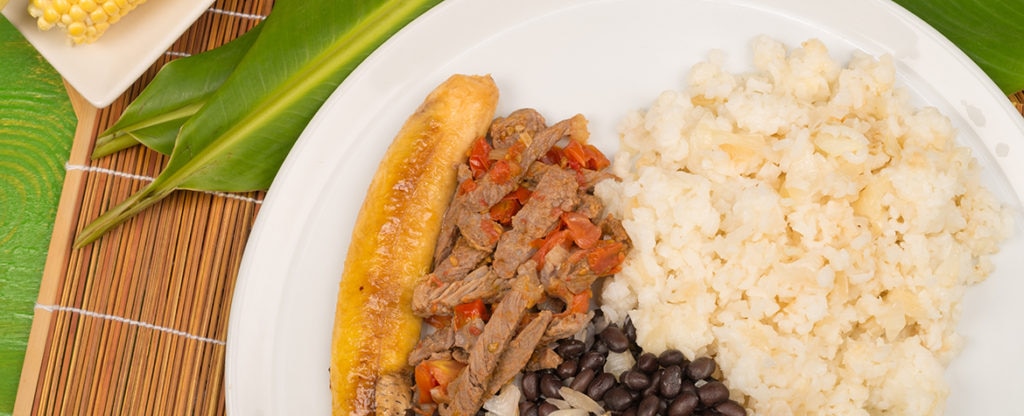 Fotografía de pabellon criollo arroz blanco carne mechada frijoles BBVA