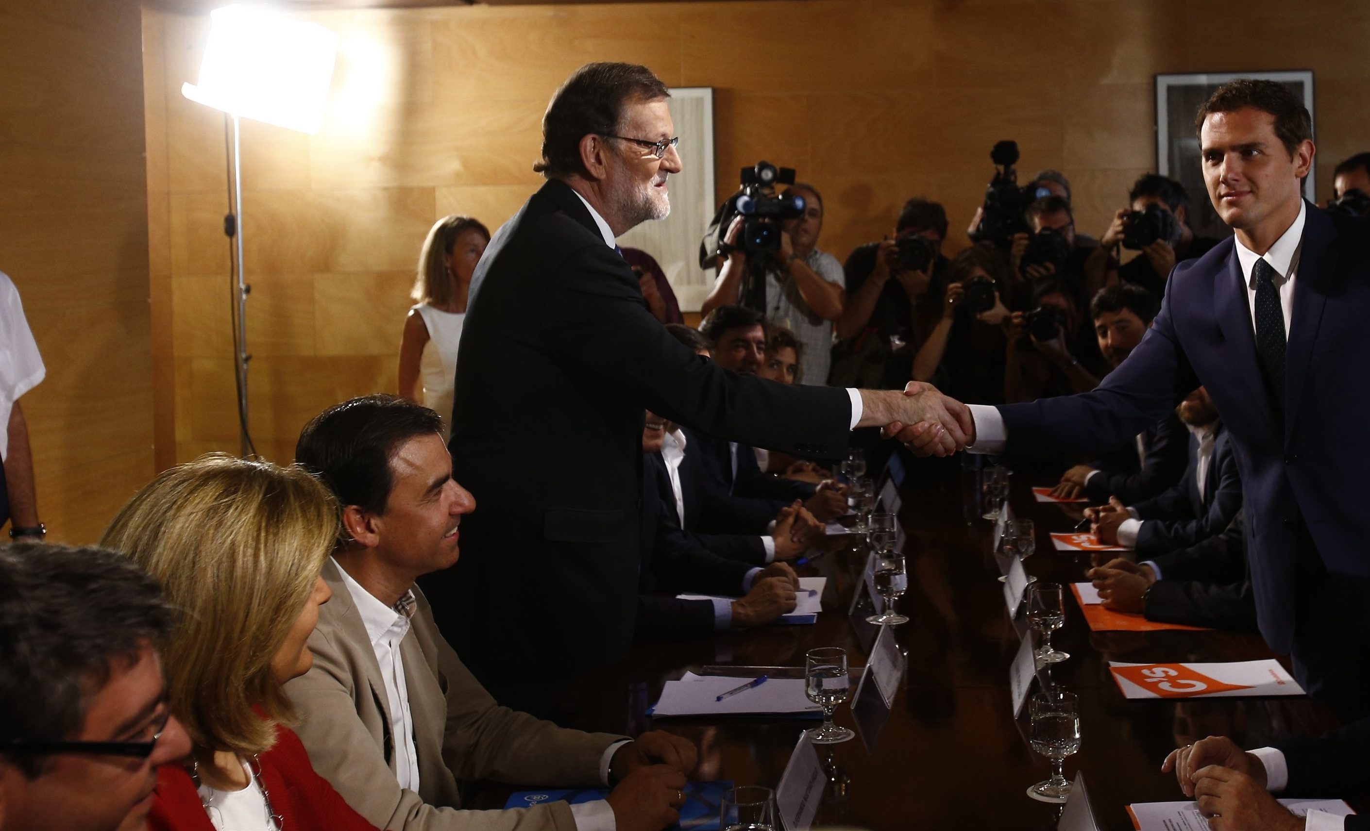 Mariano Rajoy y Albert Rivera sellan su acuerdo para la investidura. Mariano Rajoy y Albert Rivera sellan su acuerdo para la investidura.