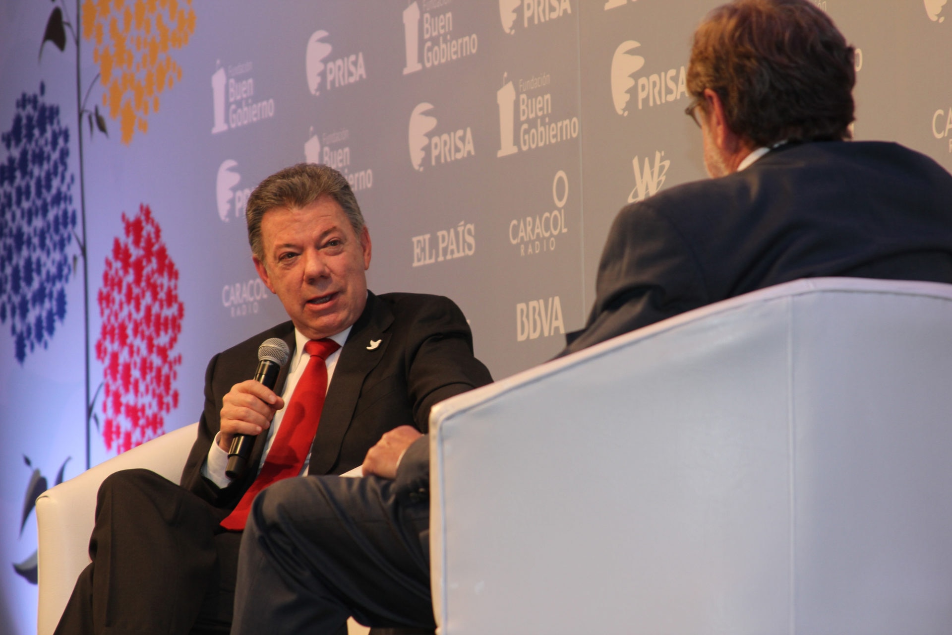 Fotografía de Juan Manuel Santos y Juan Luis Cebrián en el Foro los beneficios de la paz en Colombia