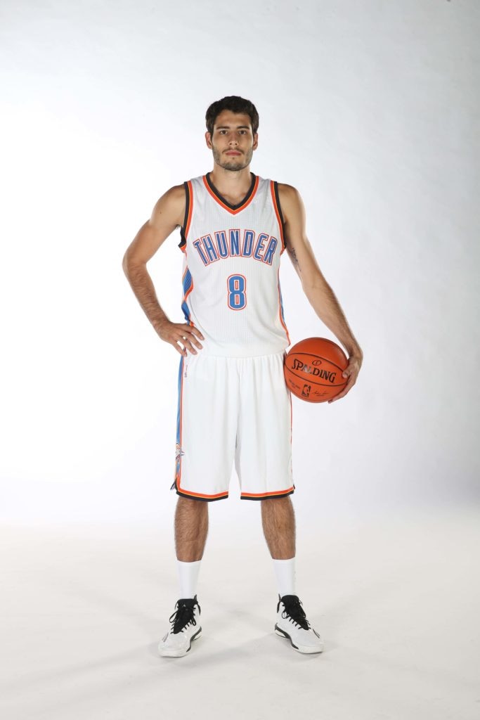 OKLAHOMA CITY, OK - SEPTEMBER 23: Alex Abrines #8 of the Oklahoma City Thunder poses for a portrait during 2016 NBA Media Day on September 23, 2016 at the Chesapeake Energy Arena in Oklahoma City, Oklahoma. Fotografía de 2016-2017 Oklahoma City Thunder Media Day