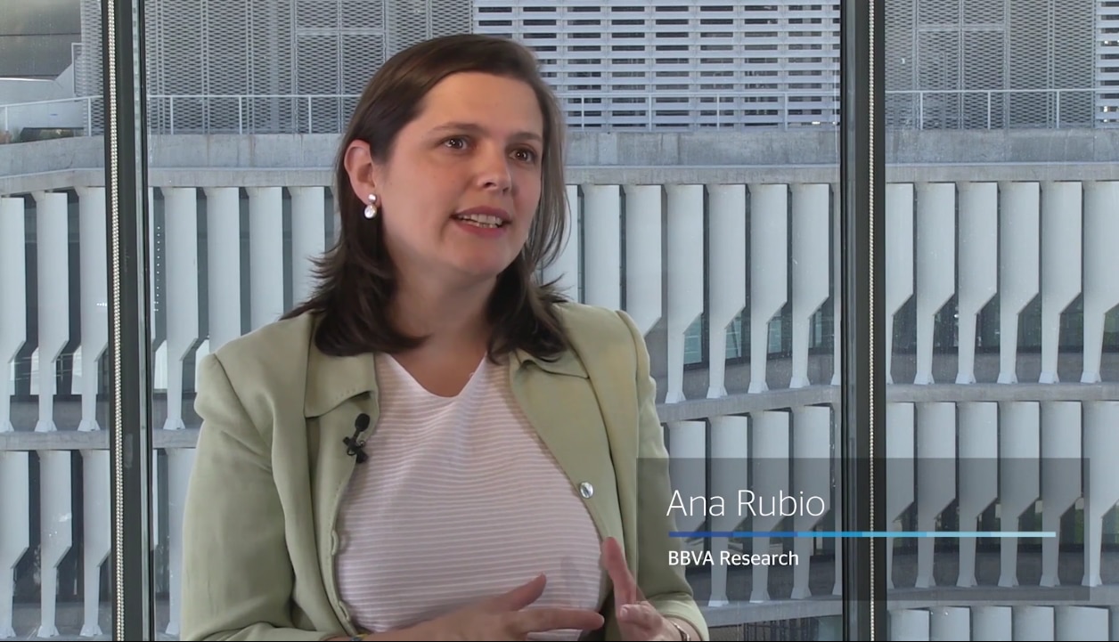 Fotografía Ana Rubio, BBVA Research, economía, politica monetaria ultraexpansiva, sector financiero, bancos, BBVA, explicación