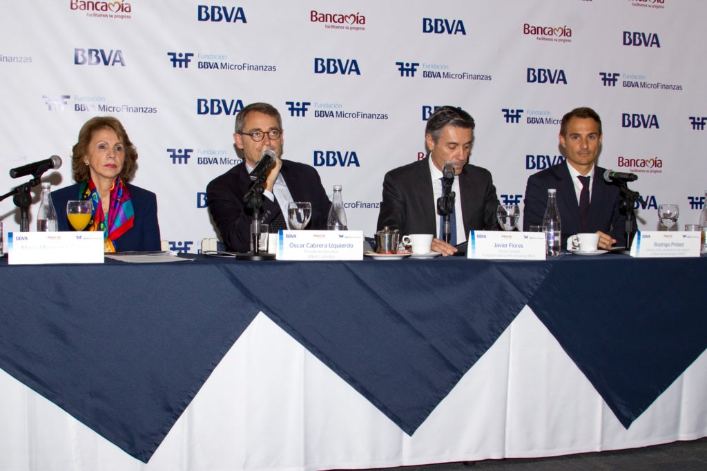 Oscar Cabrera Izquierdo, presidente de BBVA Colombia.
Javier Flores, director general de la Fundación Microfinanzas BBVA.
María Mercedes Gómez, presidente de Bancamia
Rodrigo Peláez, director del MIDE.
Presentación del Informe de la Fundación Microfinanzas BBVA en Colombi Presentación del Informe de la Fundación Microfinanzas BBVA en Colombia.