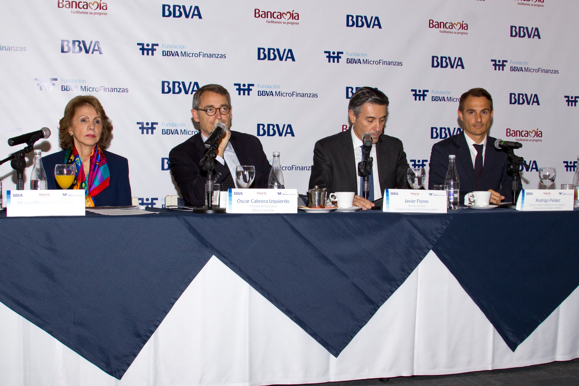 Oscar Cabrera Izquierdo, presidente de BBVA Colombia.
Javier Flores, director general de la Fundación Microfinanzas BBVA.
María Mercedes Gómez, presidente de Bancamia
Rodrigo Peláez, director del MIDE.
Presentación del Informe de la Fundación Microfinanzas BBVA en Colombi Presentación del Informe de la Fundación Microfinanzas BBVA en Colombia.