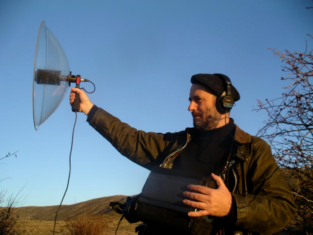 Carlos de Hita, premiado por Fundación BBVA, grabando sus sonidos de la naturaleza en el campo Imagen de Carlos de Hita, premiado por Fundación BBVA, grabando sus sonidos de la naturaleza