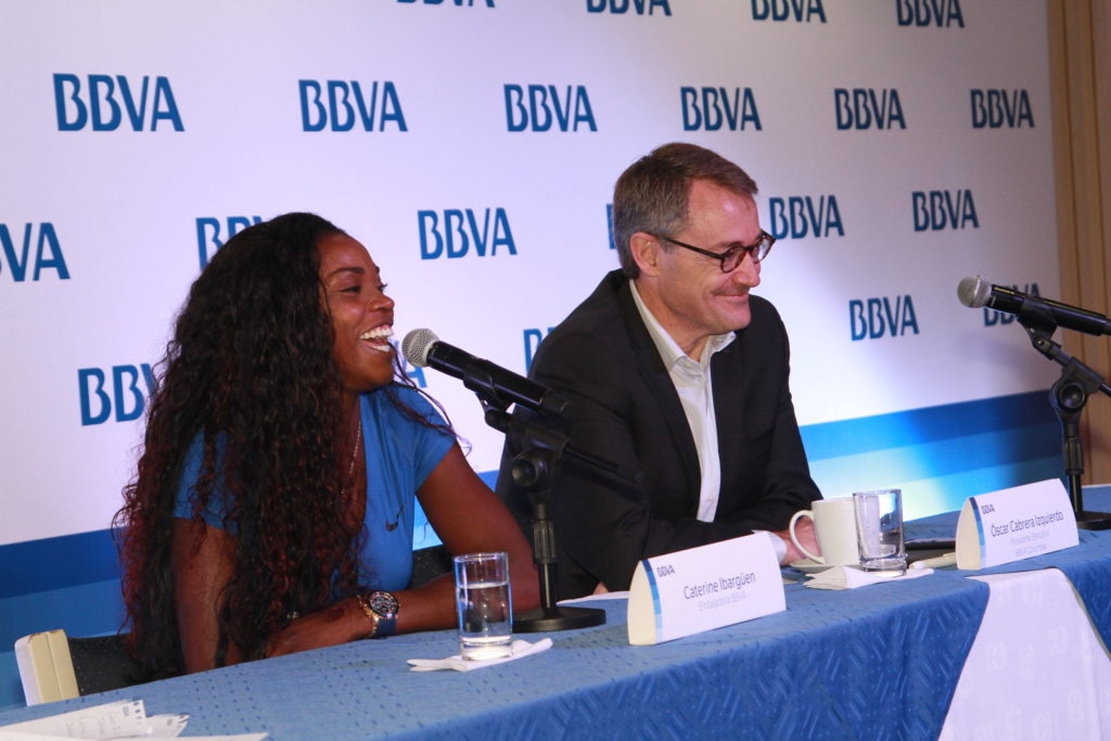 Caterine Ibargüen responde sonriente preguntas de los periodistas invitados fotografías de Caterine Ibargüen responde sonriente preguntas de los periodistas invitados
