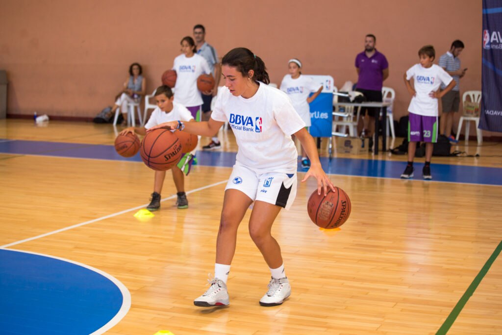 Una aficionada de la NBA participa en entrenamiento del BBVA Day Fotografia de Fans de NBA en Clinic BBVA Day