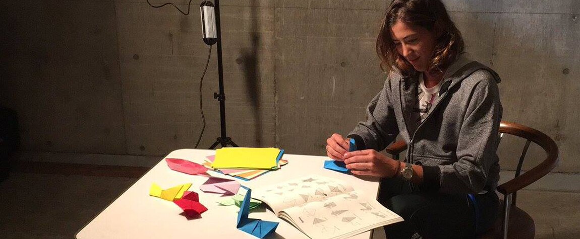 Garbiñe Muguruza aprende origami