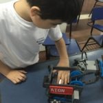Niño verificando su robot