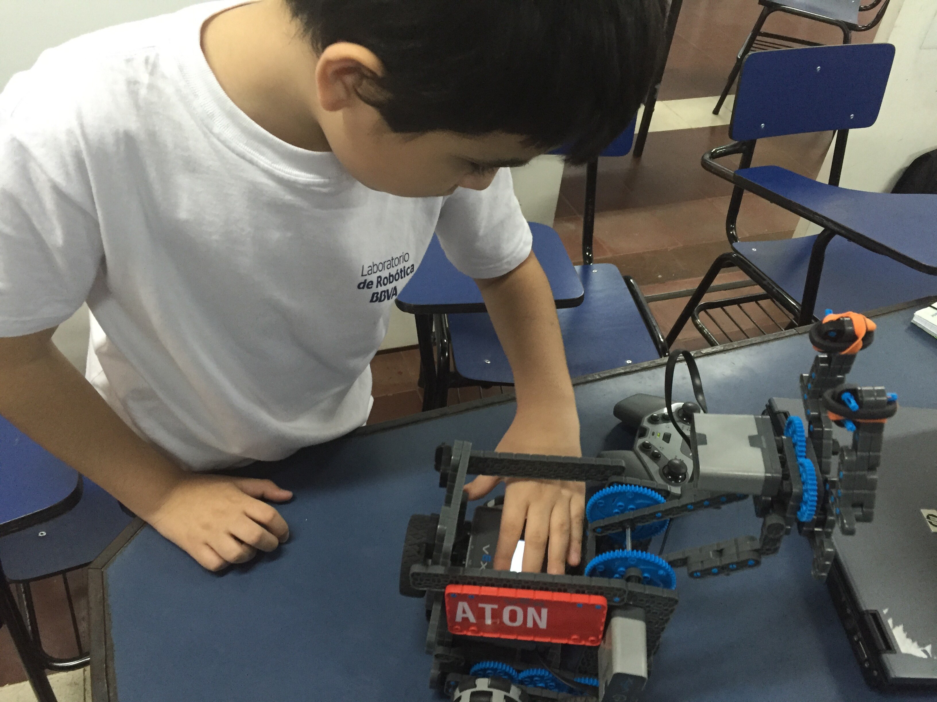 Niño verificando su robot