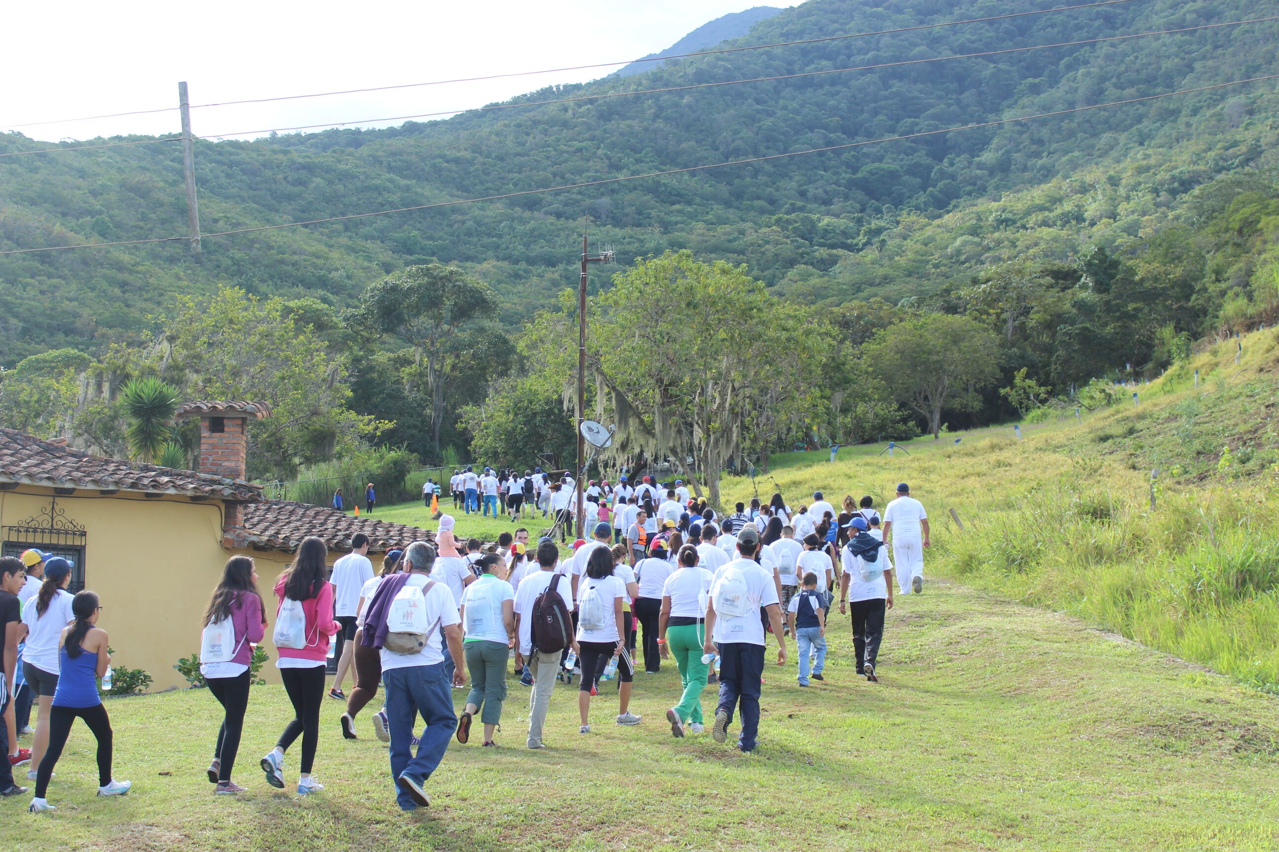 Empleados de BBVA Provincial y sus familiares disfrutan de una caminata por las montañas de Mérida