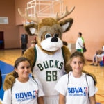 Fotografía de Mascota NBA con Clientes de BBVA