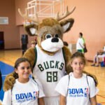 Fotografía de Mascota NBA con Clientes de BBVA