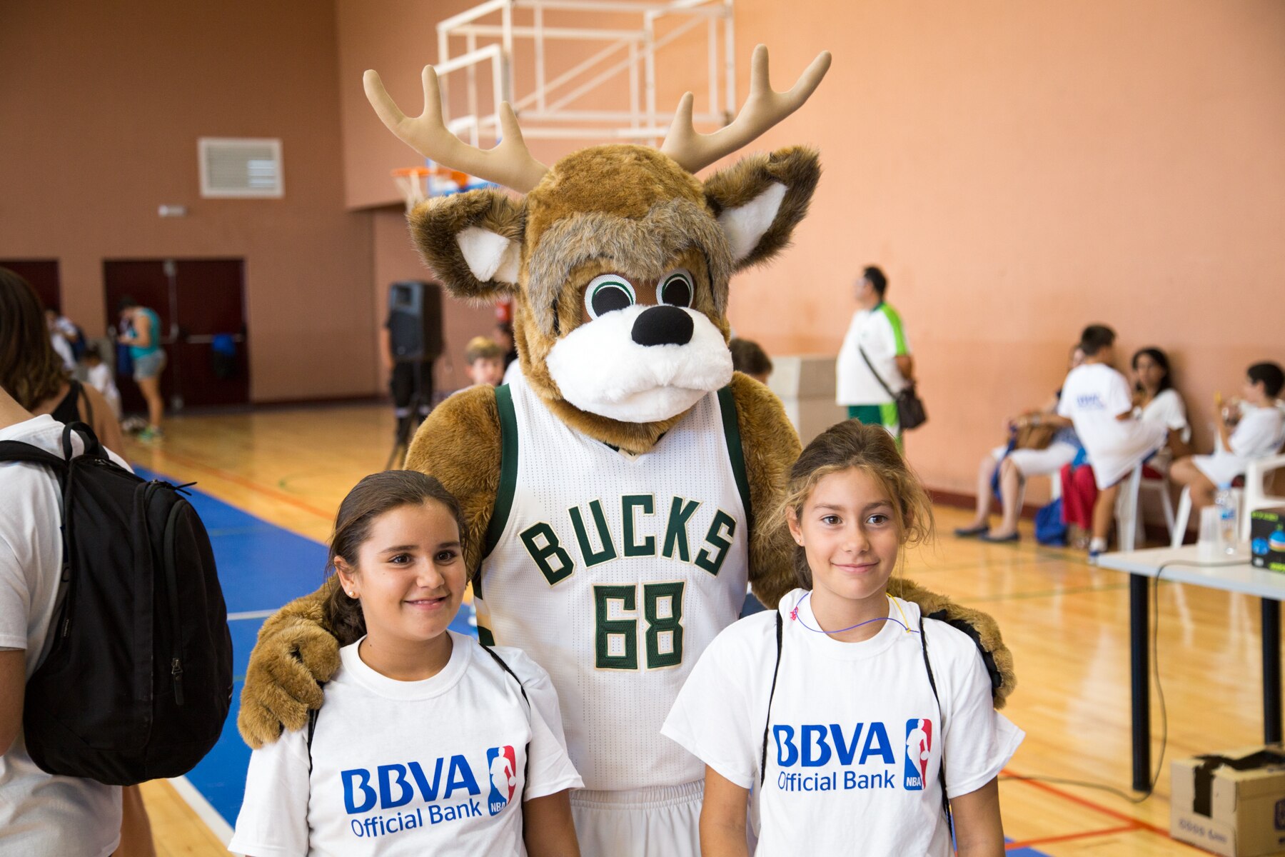 Bango the Buck mascota del equipo Milwaukee Bucks con clientes de BBVA Fotografía de Mascota NBA con Clientes de BBVA