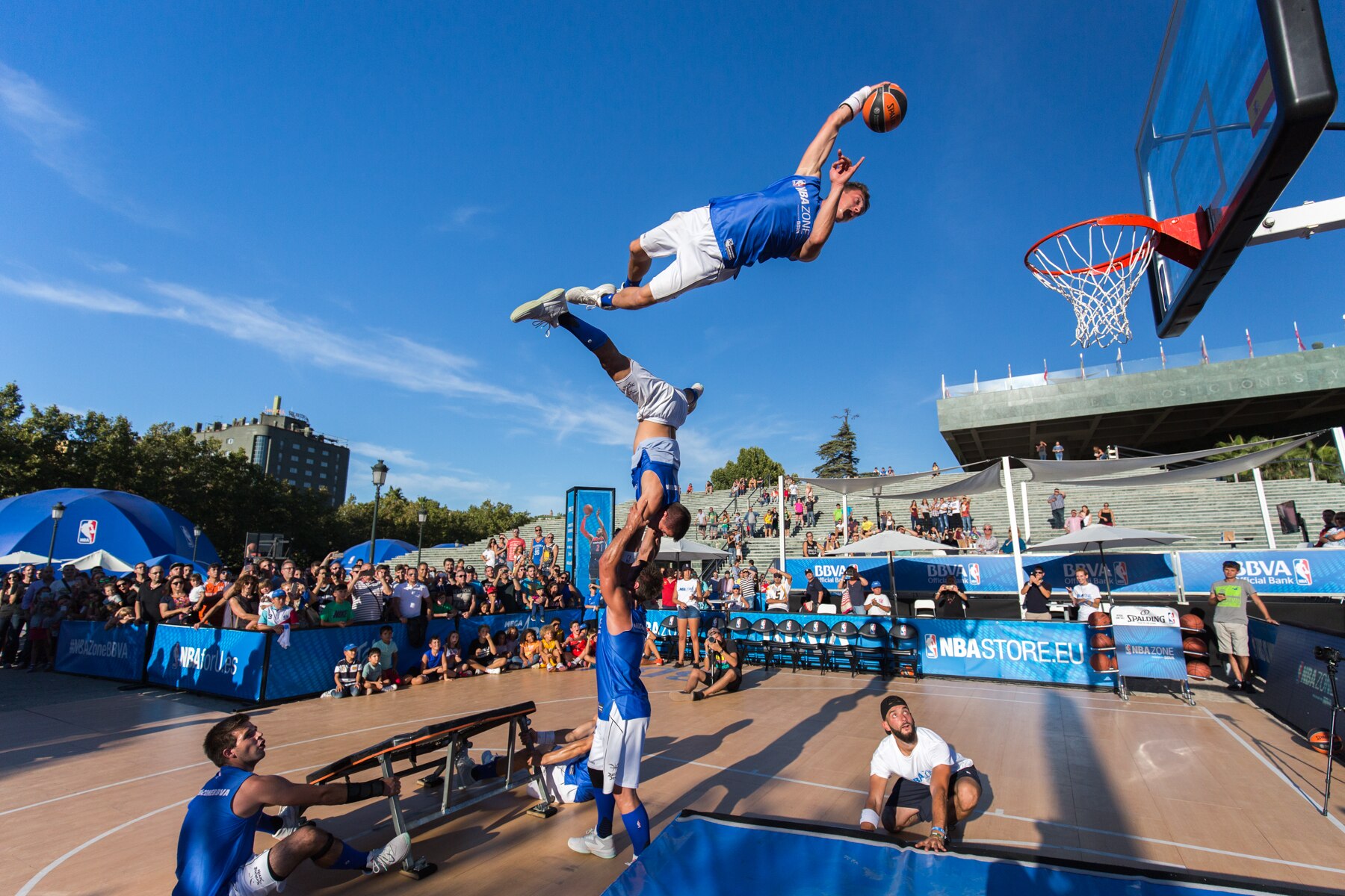 Espectáculo de los Dunking Devils en NBA Zone Granada Fotografía de Mates en pista central NBA Zone de BBVA