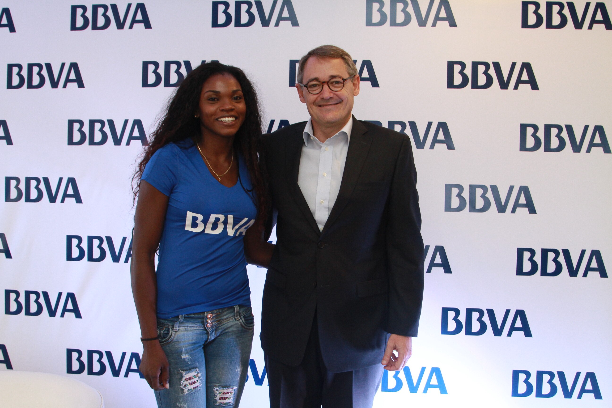 Caterine Ibargüen y el presidente Oscar Cabrera antes de la rueda de prensa Fotografía de Caterine Ibargüen y el presidente Oscar Cabrera antes de la rueda de prensa