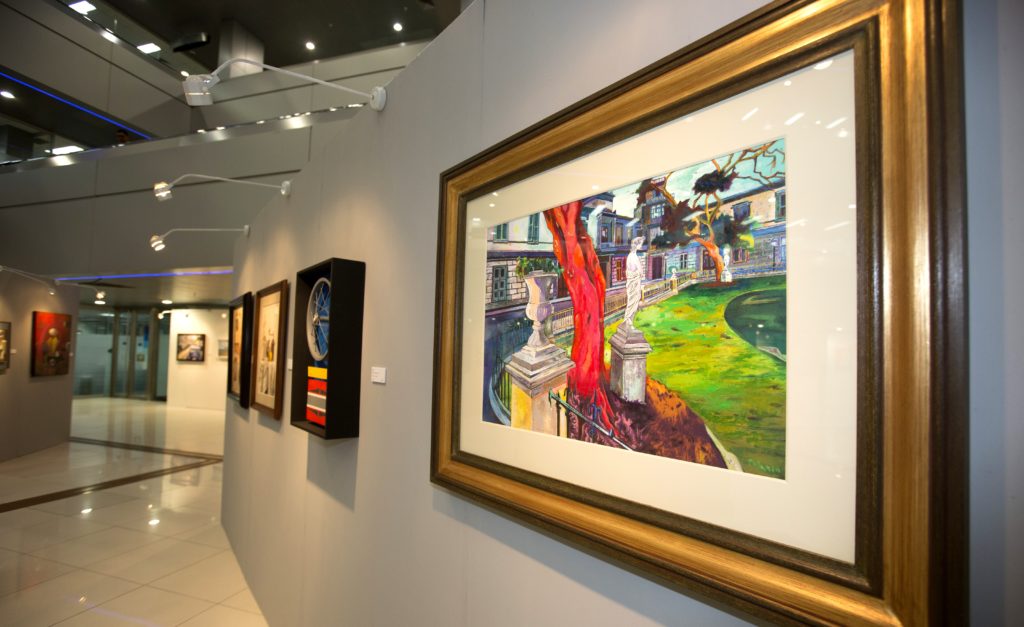 Fotografía de sede de BBVA Continental convertida en galería de arte en Lima.