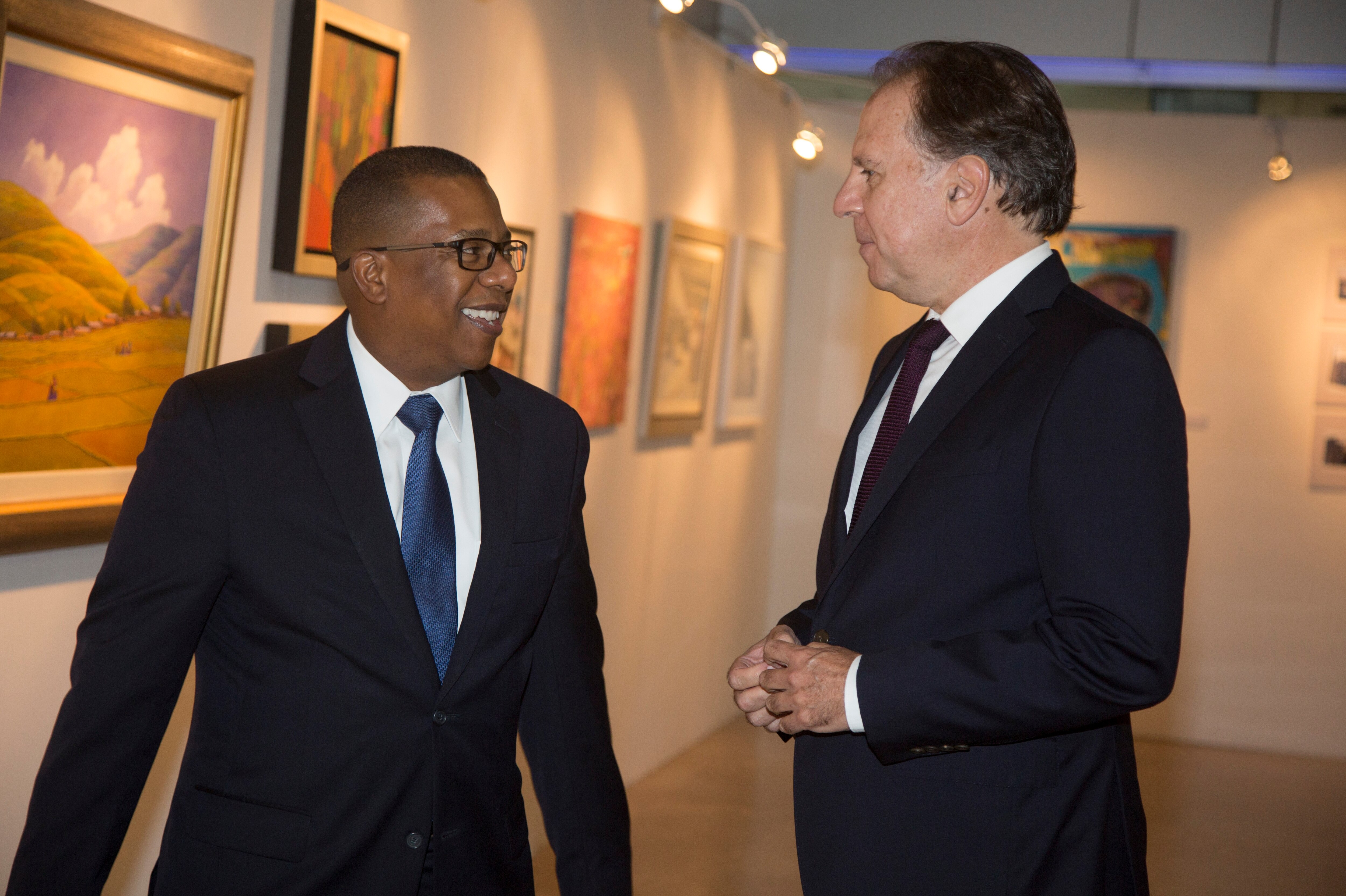 Embajador de Estados Unidos en el Perú, Brian A. Nichols, y el presidente de BBVA Continental, Alex Fort Brescia, en Noche de Arte 2016. Fotografía de Embajador de Estados Unidos en el Perú, Brian A. Nichols, y el presidente de BBVA Continental, Alex Fort Brescia, en Noche de Arte 2016.
