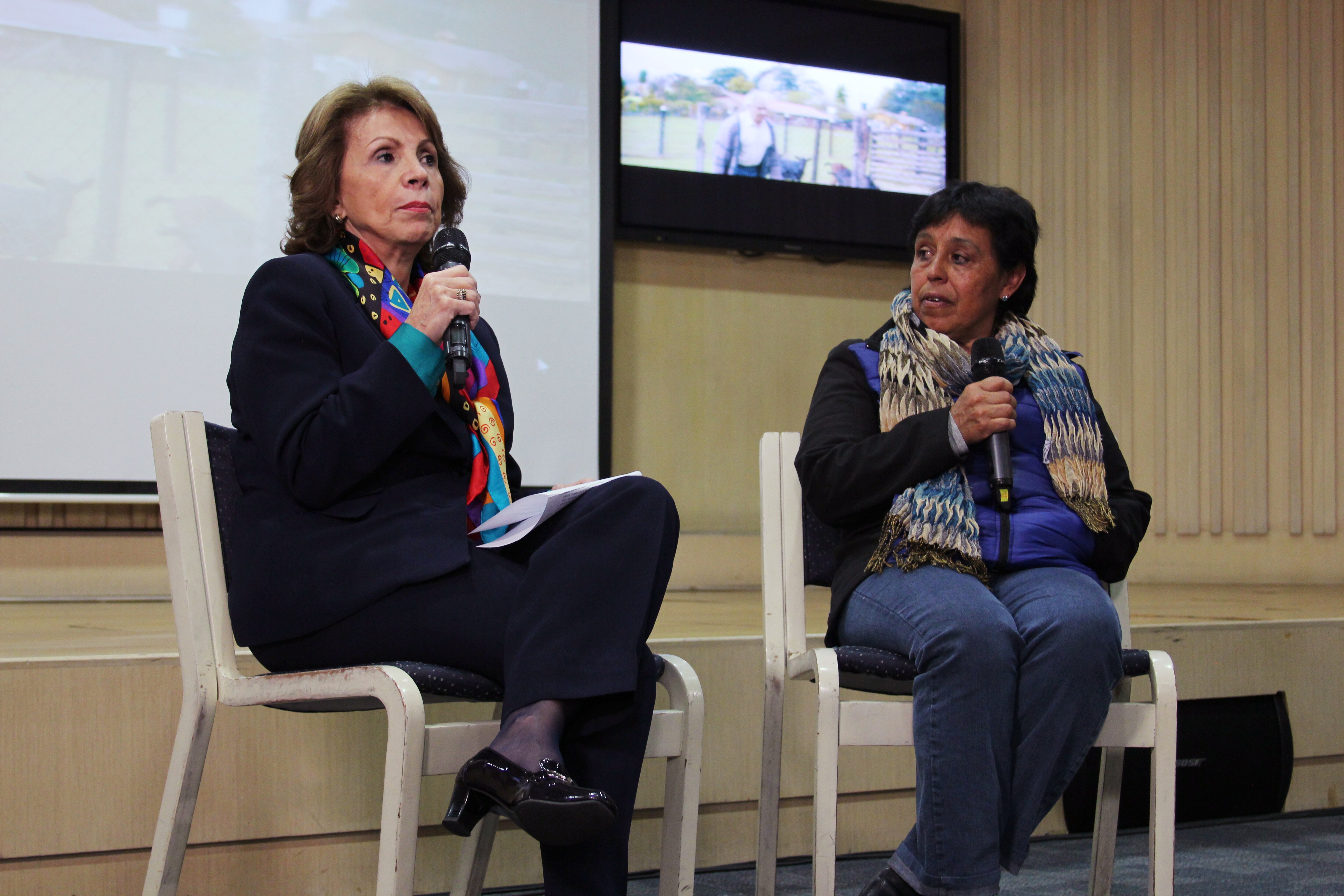 Maria Mercedes Gómez, presidente de Bancamía y Astrid Orjuela, beneficiaria de la entidad en Colombia Presidente de Bancamía y empresaria beneficiaria de Bancamia