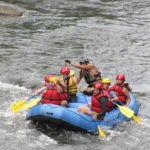 Fotografía de personas practicando rafting en Tobia, Cundinamarca.