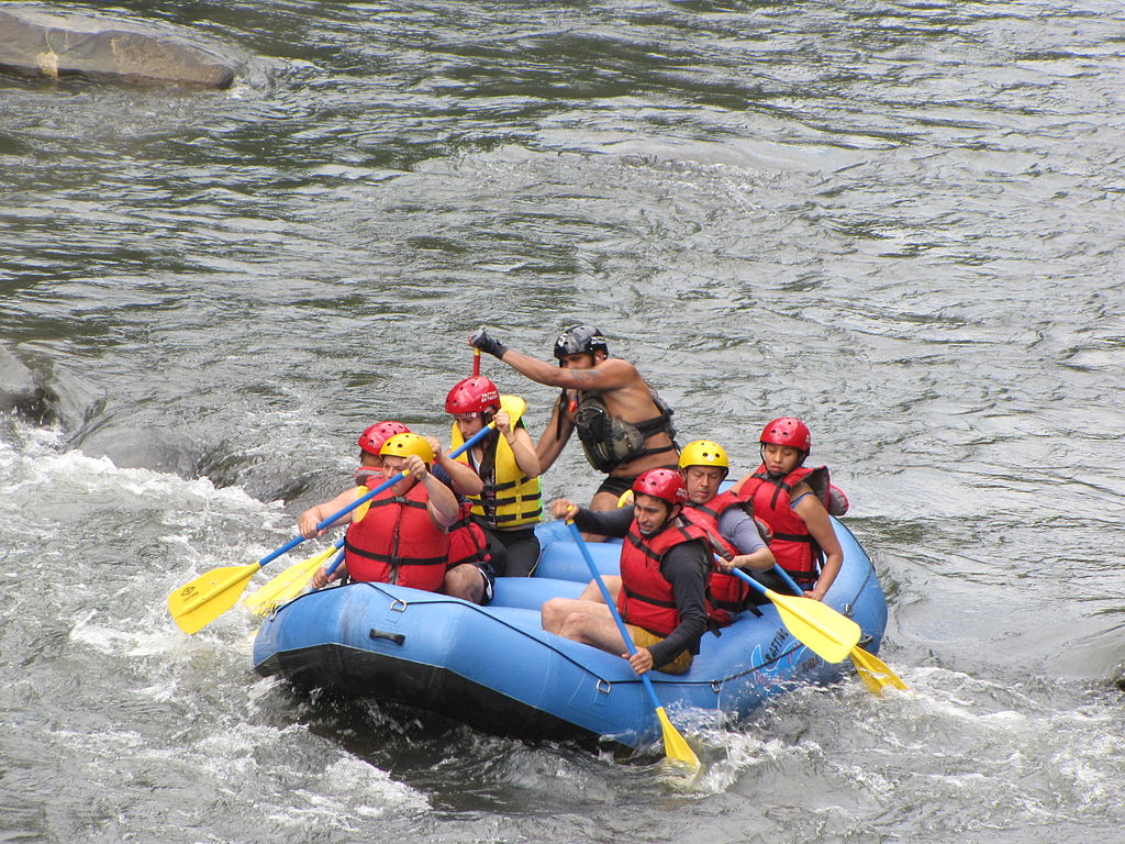 Personas practicando rafting en Tobia, Cundinamarca. Fotografía de personas practicando rafting en Tobia, Cundinamarca.