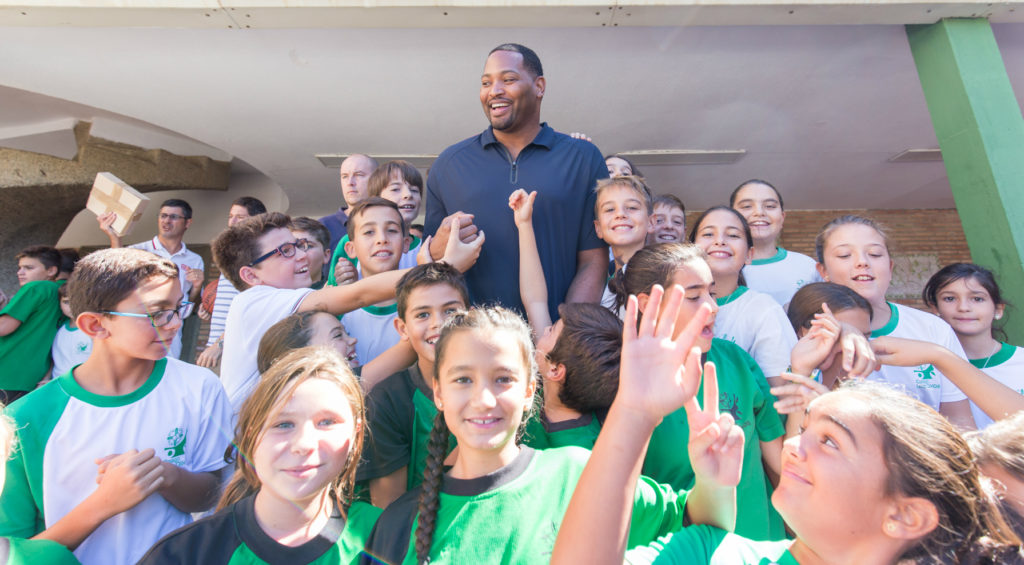 Robert Horry saluda a los niños del colegio de Málaga Fotografia Robert Horry en Colegio Los Olivos BBVA Day1