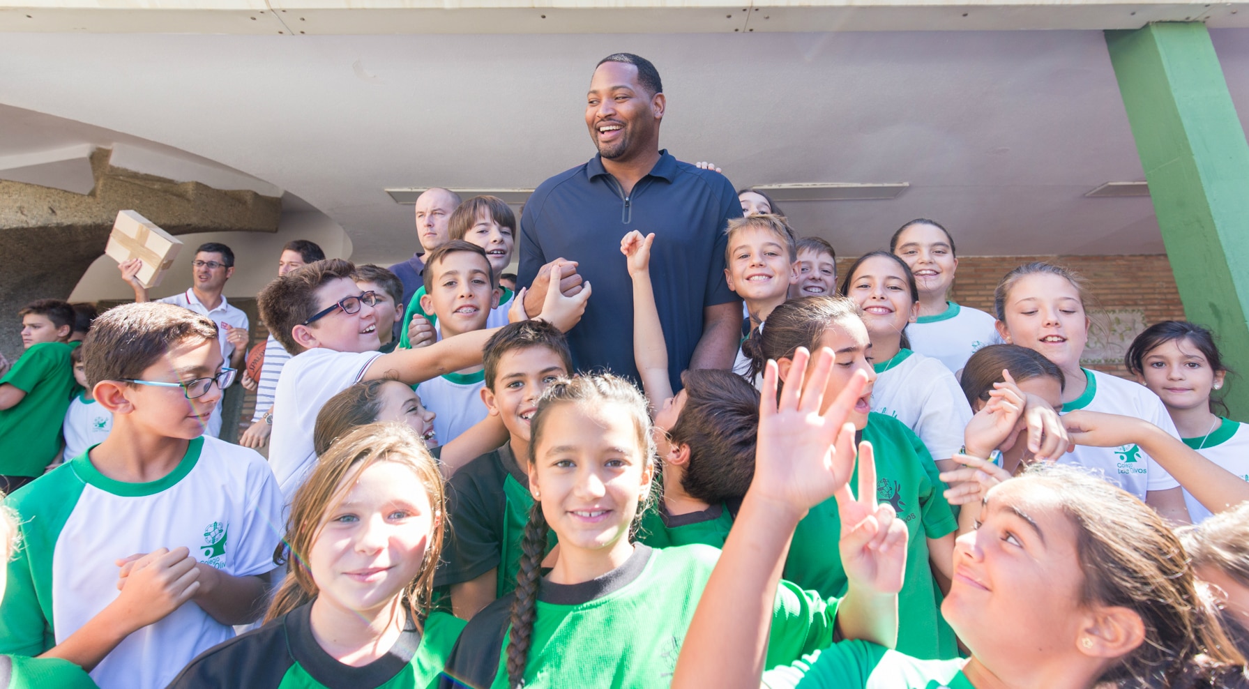 Robert Horry saluda a los niños del colegio de Málaga Fotografia Robert Horry en Colegio Los Olivos BBVA Day1