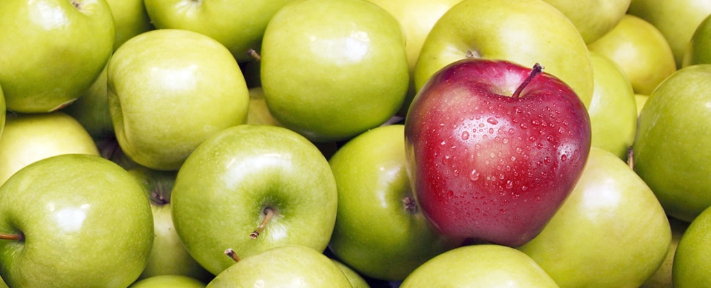 Fotografía de un conjunto de manzanas verdes y una manzana roja BBVA