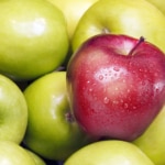 Fotografía de un conjunto de manzanas verdes y una manzana roja BBVA