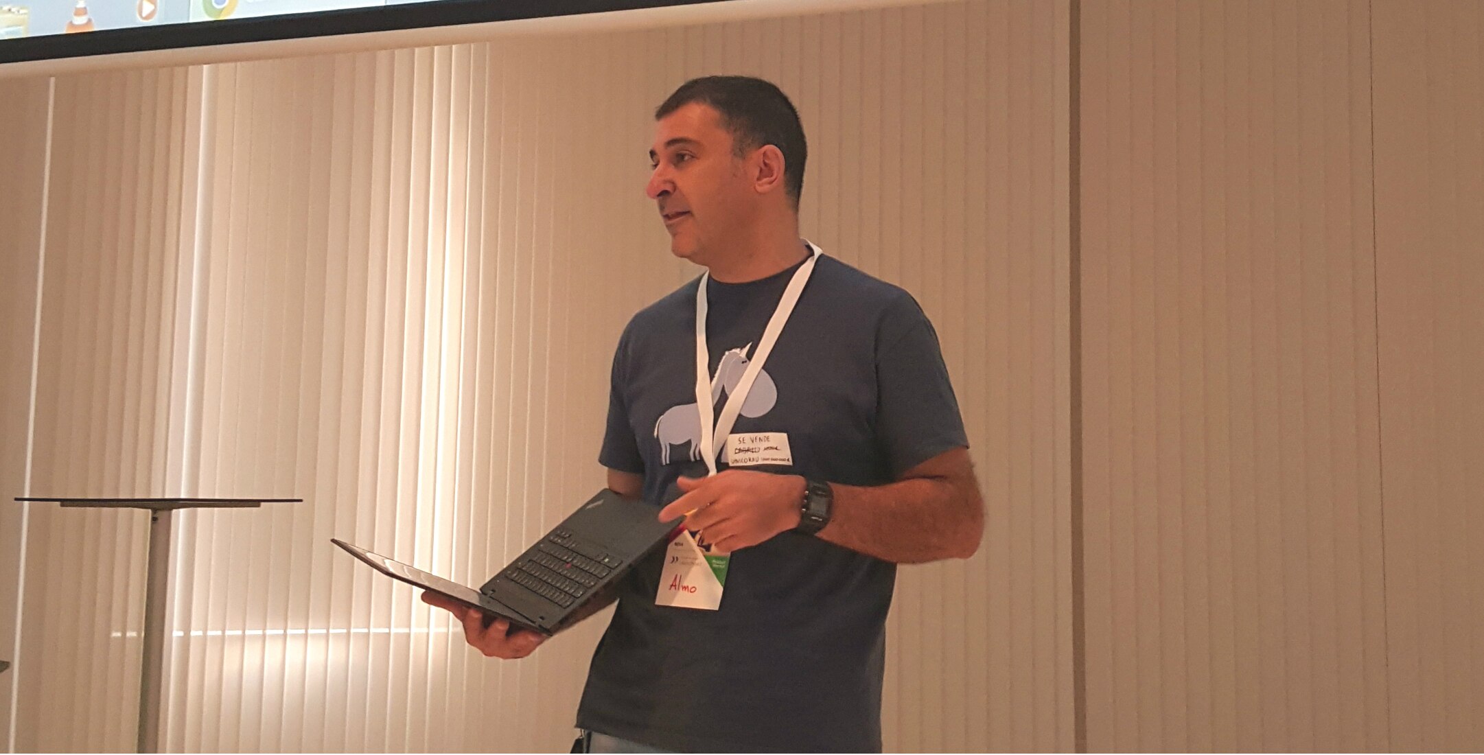 Almo dando su primer speech en Google Launchpad