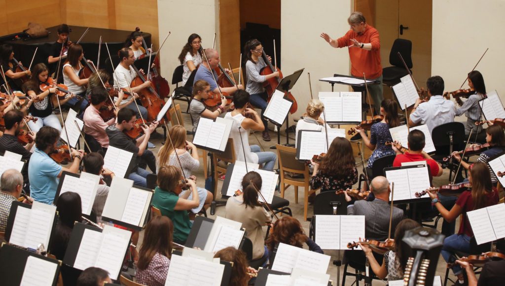 Ensayo conjunto de la ORCAM y la Camerata juvenil. KIKE PARA. Fotografía de Ensayo conjunto de la ORCAM y la Camerata juvenil. KIKE PARA.