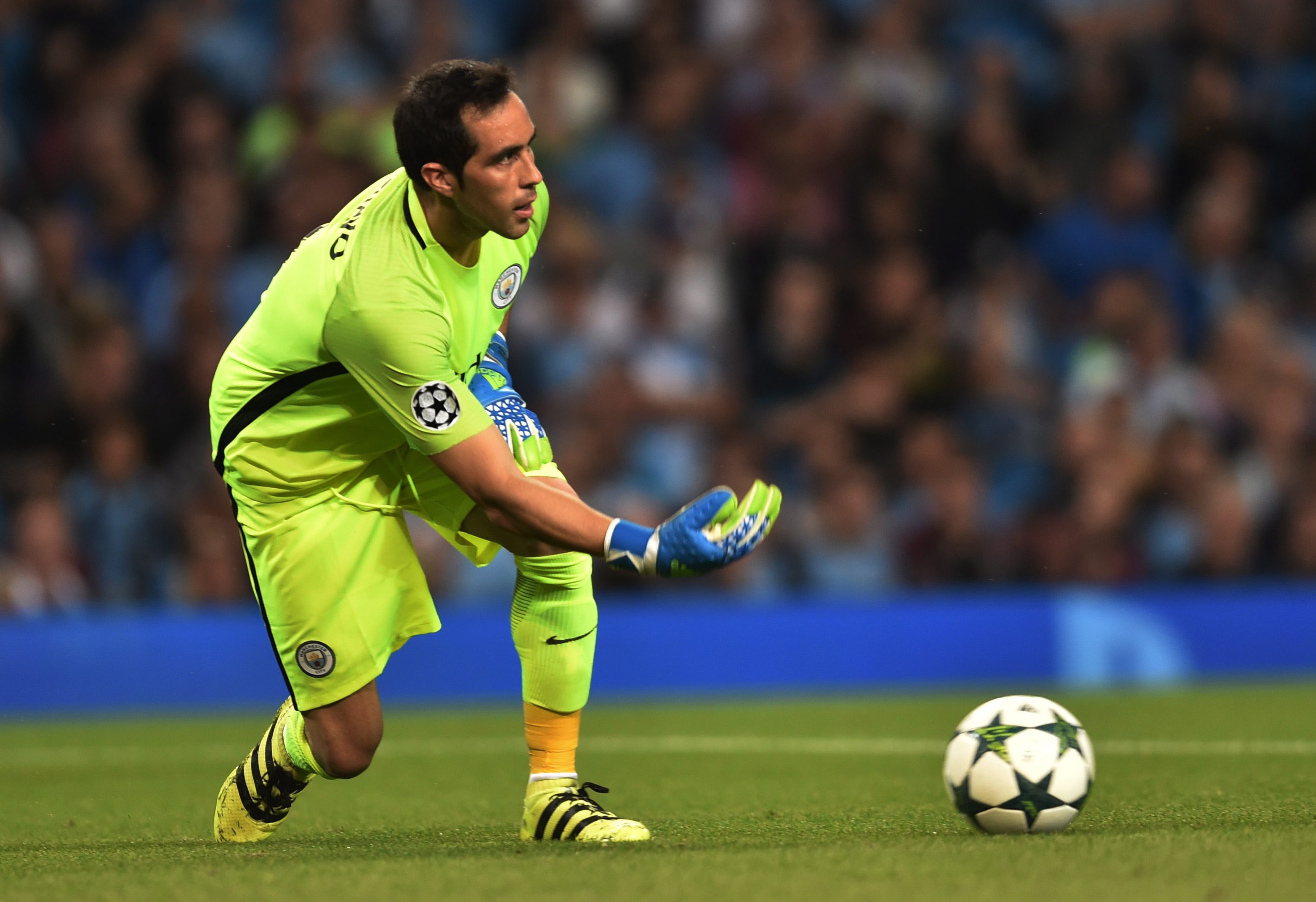 El arquero del Manchester City, el chileno Claudio Bravo, se prepara para enfrentar al Borussia Moenchengladbach hoy, miércoles 14 de septiembre de 2016, previo al juego del Grupo C de la Liga de Campeones que se disputa en el estadio Etihad de Manchester, Reino Unido. EFE/Peter Powell El arquero del Manchester City, el chileno Claudio Bravo, se prepara para enfrentar al Borussia Moenchengladbach hoy, miércoles 14 de septiembre de 2016, previo al juego del Grupo C de la Liga de Campeones que se disputa en el estadio Etihad de Manchester, Reino Unido. EFE/Peter Powell