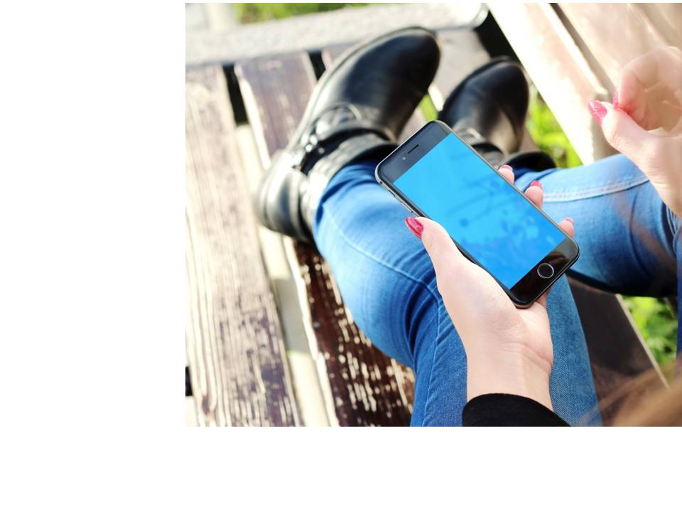 imagen celular en mano mujer