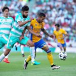 Ismael Sosa, jugador de Tigres de la Liga Bancomer MX Fotografía de Ismael Sosa, jugador de Tigres de la Liga Bancomer MX