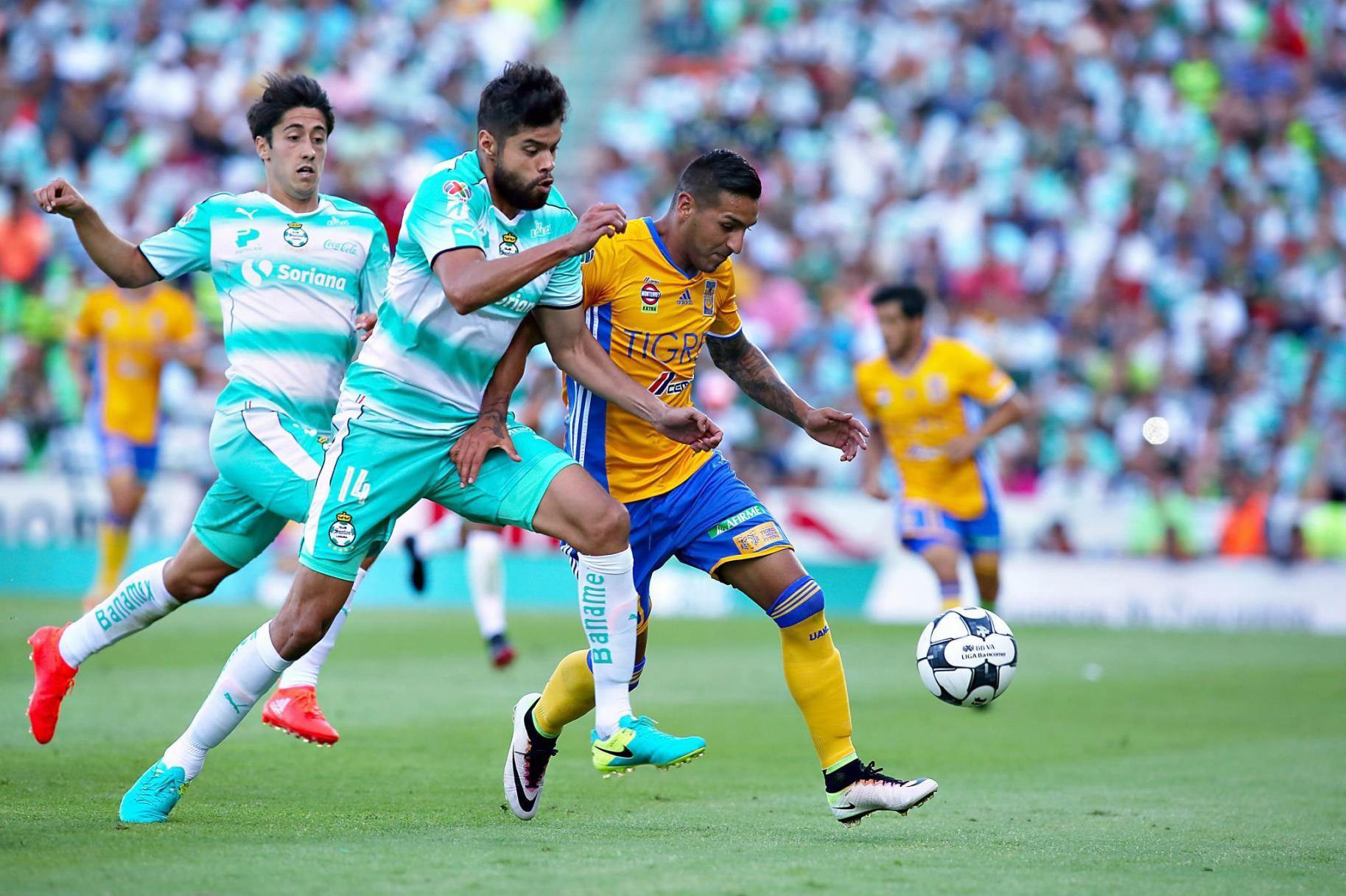 Ismael Sosa, jugador de Tigres de la Liga Bancomer MX Fotografía de Ismael Sosa, jugador de Tigres de la Liga Bancomer MX