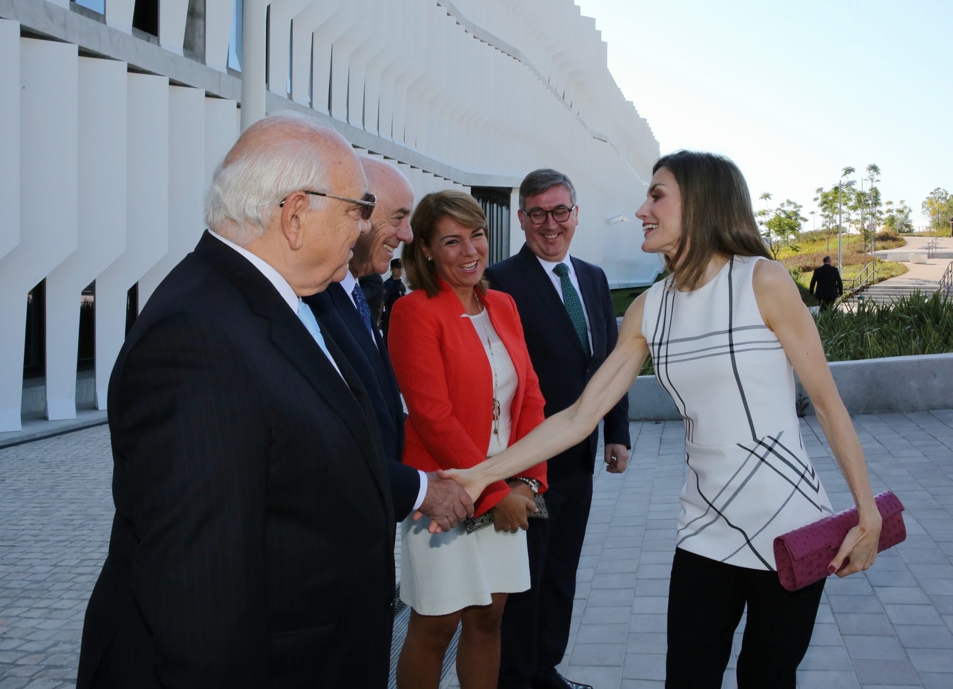 S.M. la Reina, acompañada por el presidente de BBVA, Francisco González, ha entregado hoy los Premios a la Acción Magistral 2016