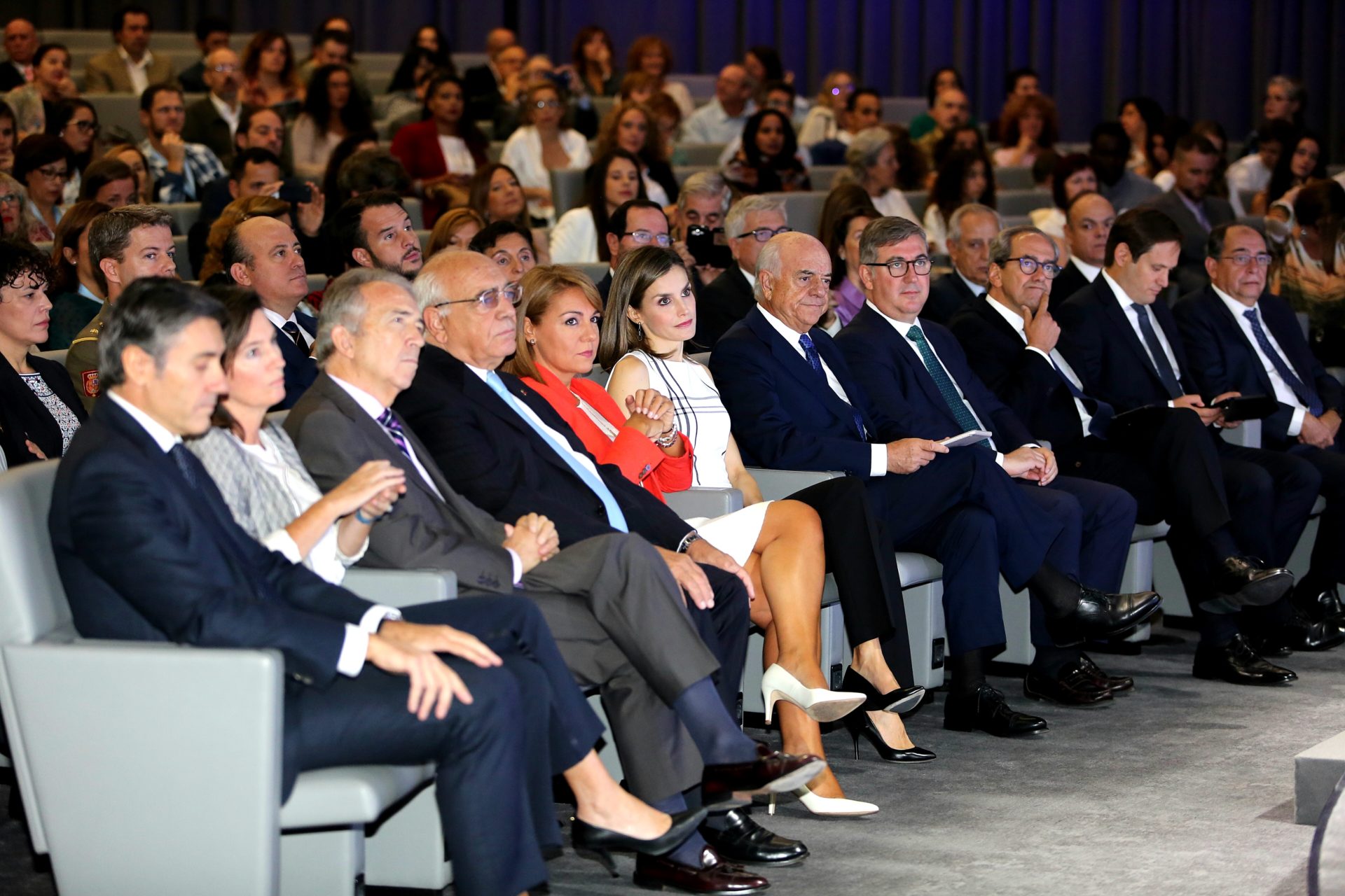 S.M. la Reina, acompañada por el presidente de BBVA, Francisco González, y el presidente de la FAD, Ignacio Bayón, ha entregado hoy los Premios a la Acción Magistral 2016