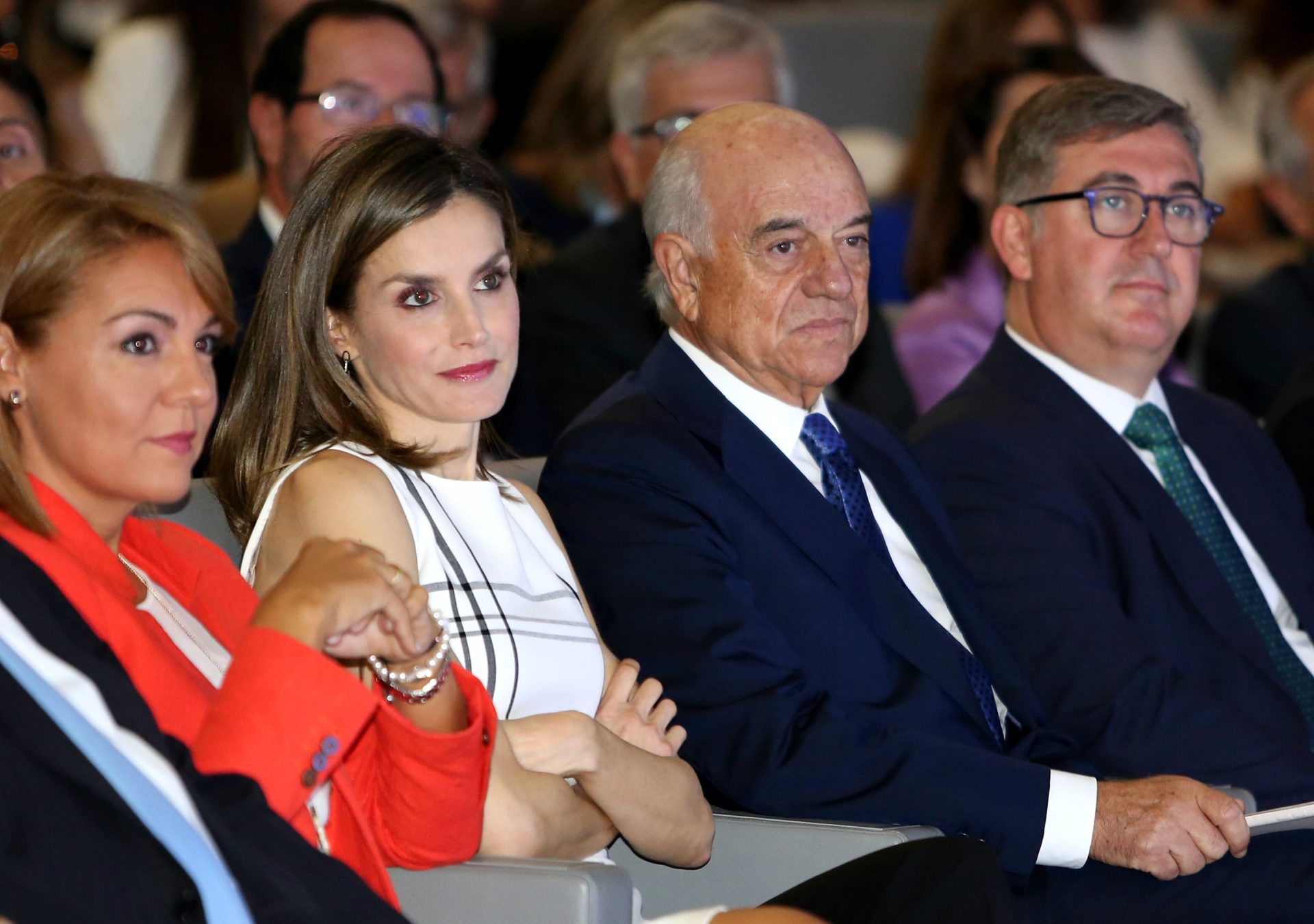 S.M. la Reina, acompañada por el presidente de BBVA, Francisco González, y el presidente de la FAD, Ignacio Bayón, ha entregado hoy los Premios a la Acción Magistral 2016