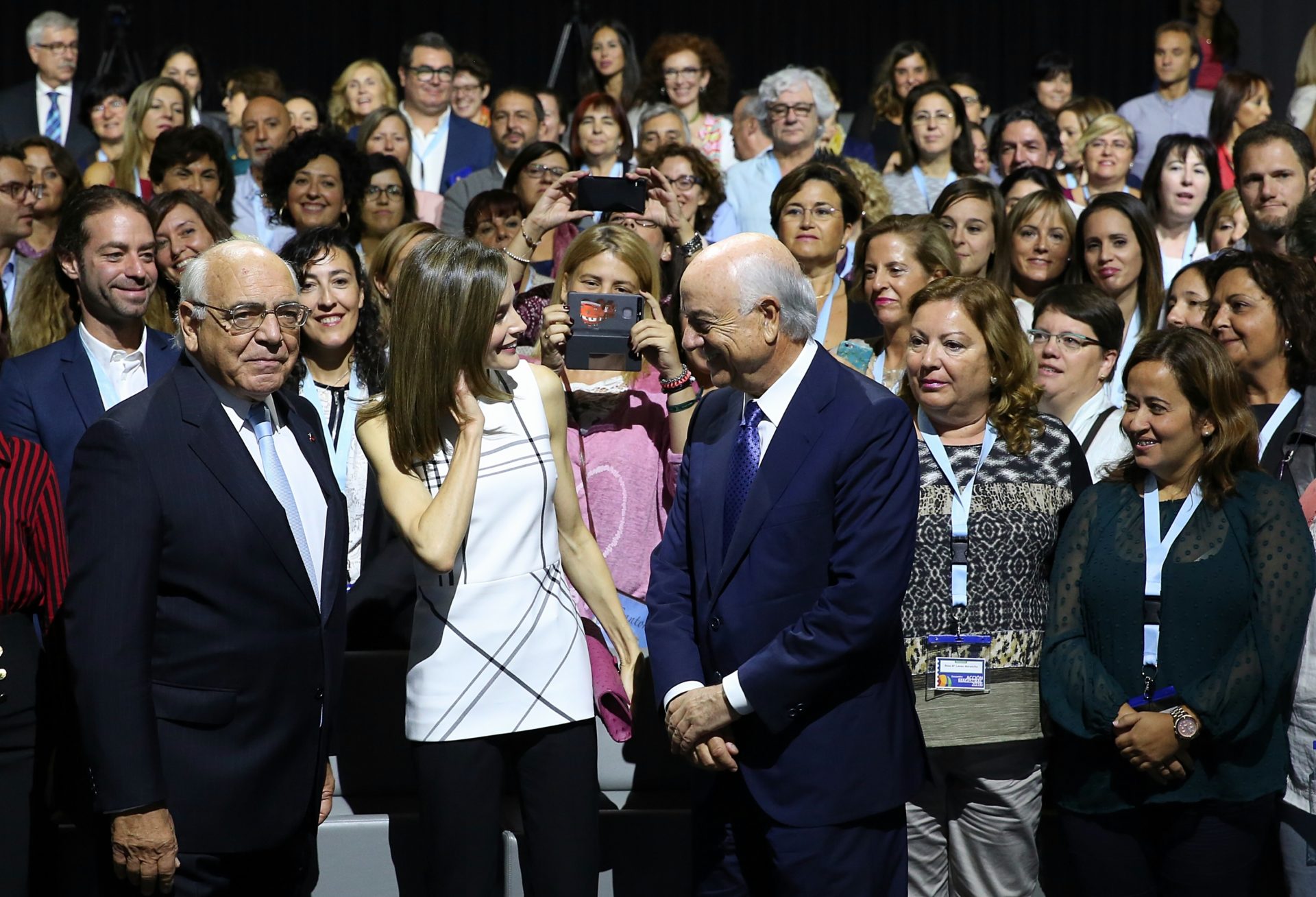 S.M. la Reina, acompañada por el presidente de BBVA, Francisco González, ha entregado hoy los Premios a la Acción Magistral 2016