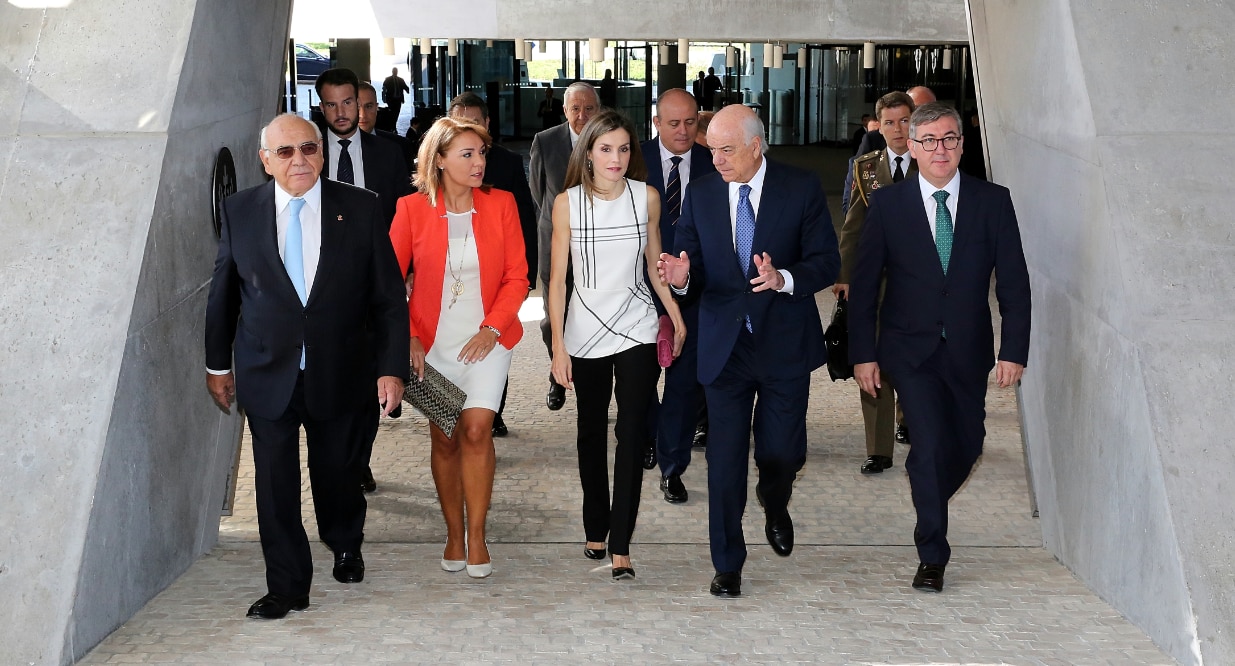 S.M. la Reina, acompañada por el presidente de BBVA, Francisco González, ha entregado hoy los Premios a la Acción Magistral 2016