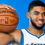 El jugador de Timberwolves Karl-Anthony Towns posa hoy, lunes 26 de septiembre de 2016, en la jornada de atención a los medios del equipo, previo al arranque de la pretemporada de la NBA, en Minneapolis, Minneapolis (EE.UU.). EFE/CRAIG LASSIG