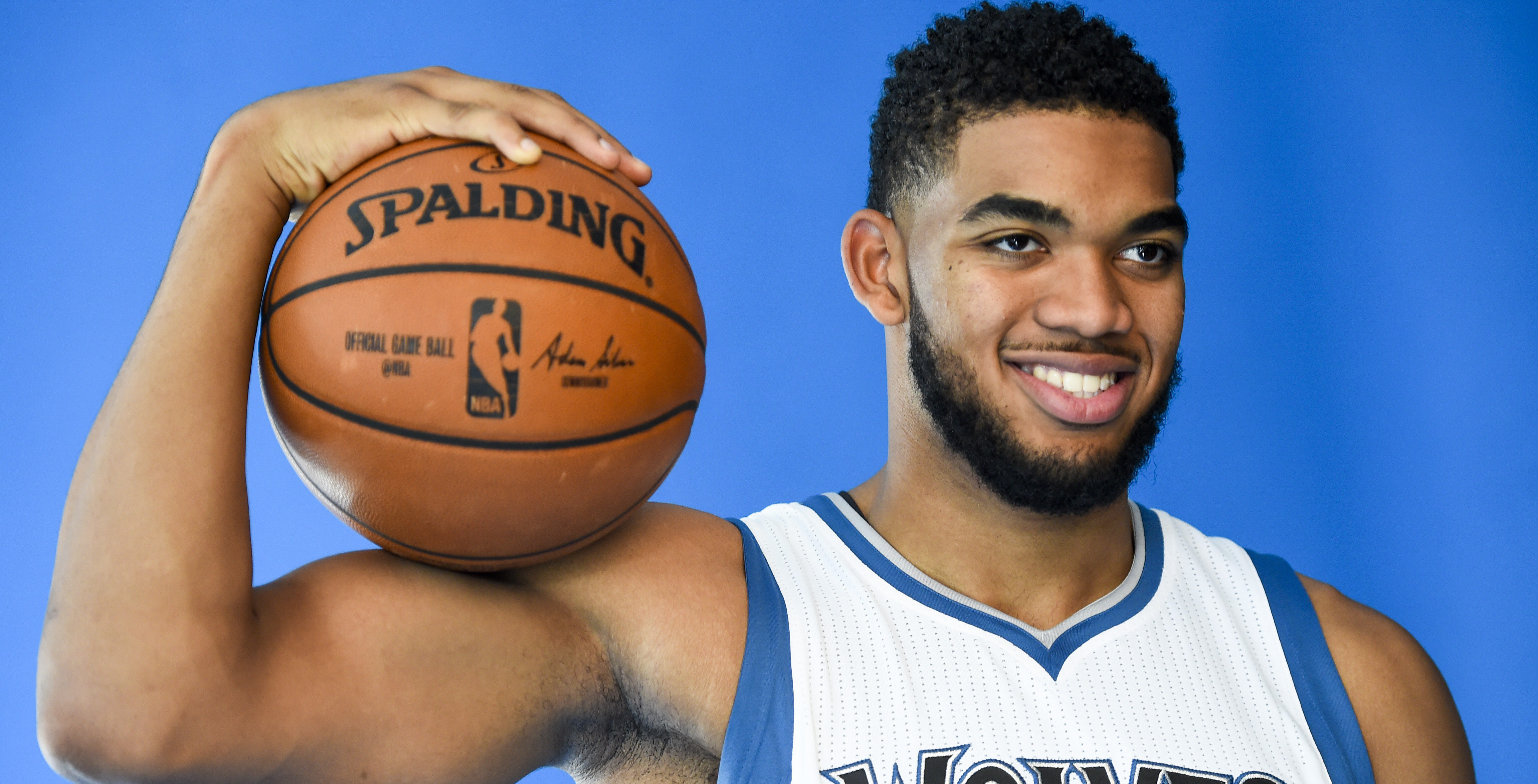 El jugador de Timberwolves Karl-Anthony Towns posa hoy, lunes 26 de septiembre de 2016, en la jornada de atención a los medios del equipo, previo al arranque de la pretemporada de la NBA, en Minneapolis, Minneapolis (EE.UU.). EFE/CRAIG LASSIG El jugador de Timberwolves Karl-Anthony Towns posa hoy, lunes 26 de septiembre de 2016, en la jornada de atención a los medios del equipo, previo al arranque de la pretemporada de la NBA, en Minneapolis, Minneapolis (EE.UU.). EFE/CRAIG LASSIG