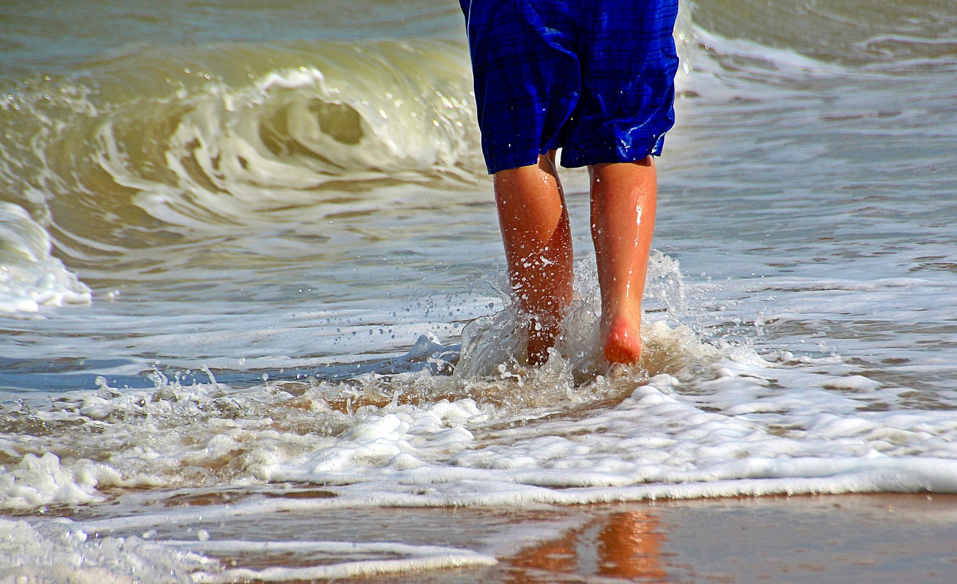 viajes, caminando en playa.