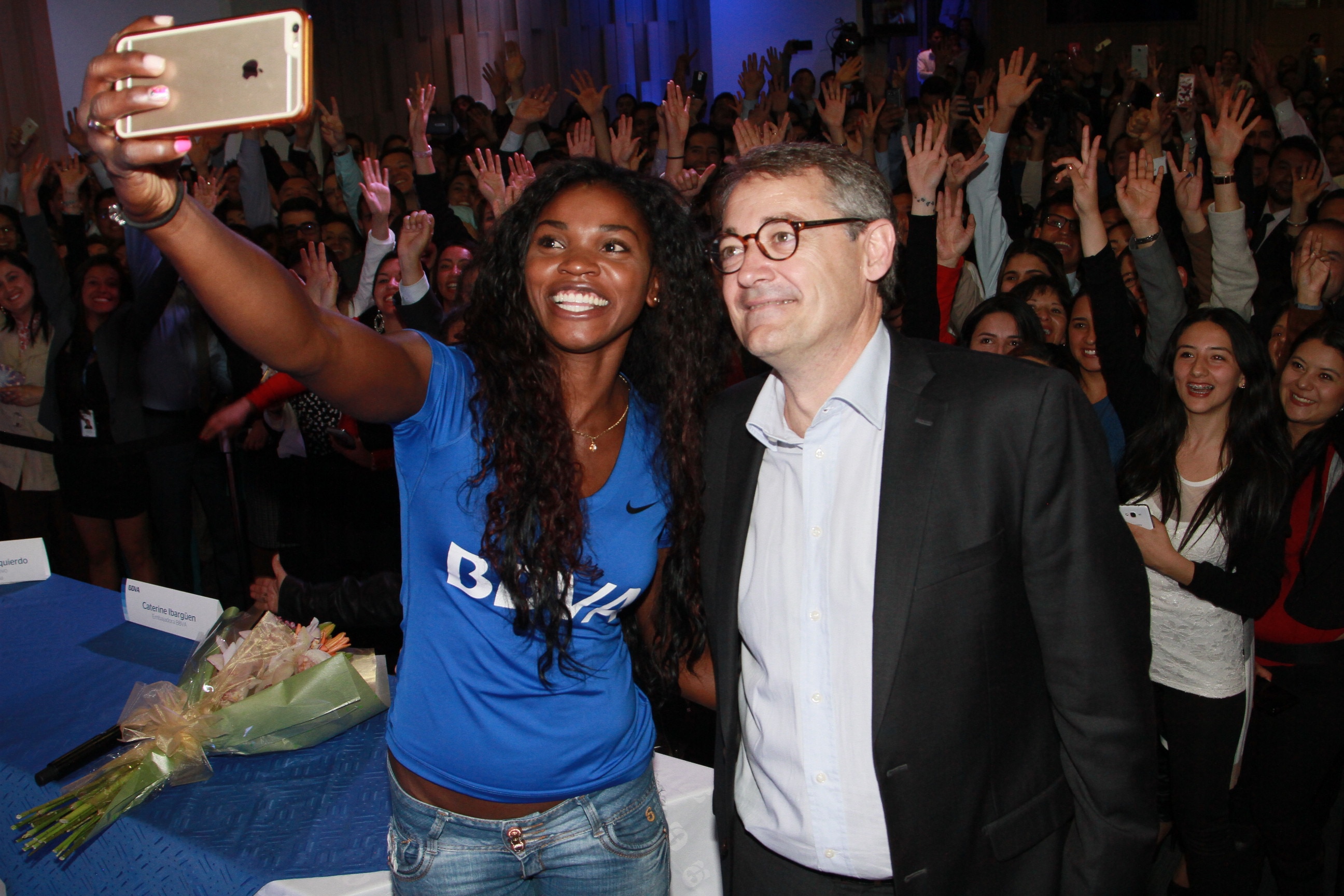 Caterine aprovecha la energía de los colaboradores de BBVA para tomarse una selfie Fotografía de Caterine aprovecha la energía de los colaboradores de BBVA para tomarse una selfie