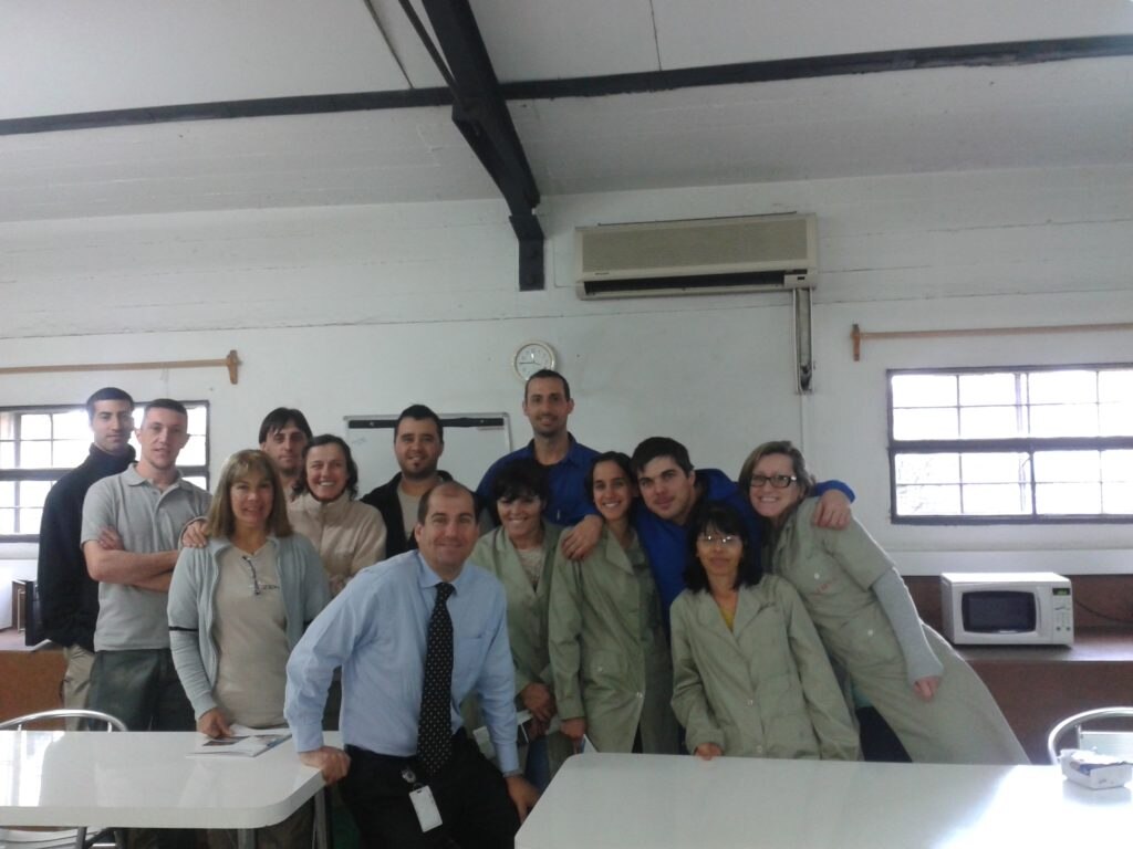Fotografía de Andrés Escardó, Voluntario BBVA Uruguay, con alumnos del Taller de Educación Financiera Fotografía de Andrés Escardó, Voluntario BBVA Uruguay, Taller de Educación Financiera