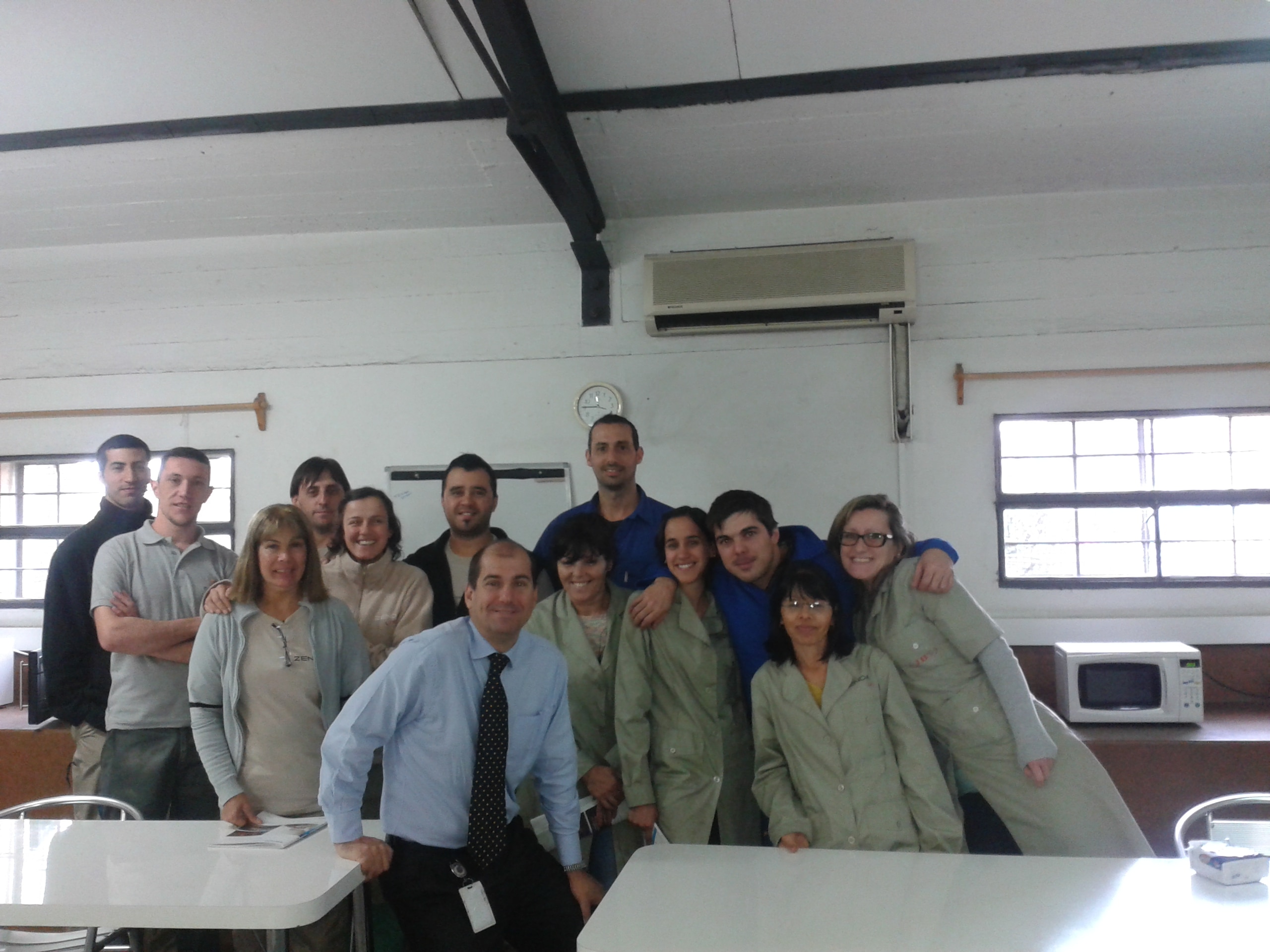 Fotografía de Andrés Escardó, Voluntario BBVA Uruguay, con alumnos del Taller de Educación Financiera Fotografía de Andrés Escardó, Voluntario BBVA Uruguay, Taller de Educación Financiera